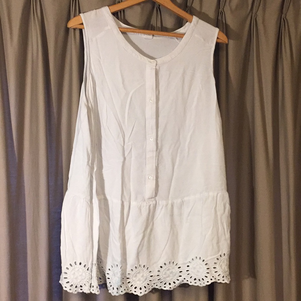 White tank with embroidered bottom detail- size 3x